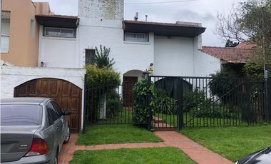 Chalet 4 ambientes con dependencia. Zona San Carlos