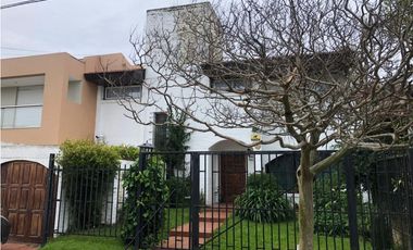 Chalet 4 ambientes con dependencia. Zona San Carlos