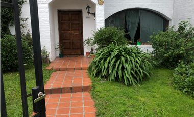 Chalet 4 ambientes con dependencia. Zona San Carlos