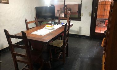 Chalet 4 ambientes con dependencia. Zona San Carlos