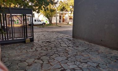 Interesante inmueble comercial + vivienda en venta en Lomas de Zamora