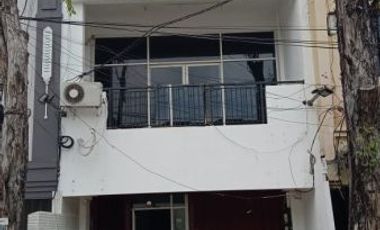 Disewakan Rumah Bangunan 3 Lantai Di Manyar Kertoarjo , Surabaya