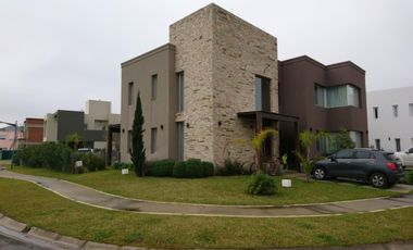 Importante casa en Nuevo Quilmes