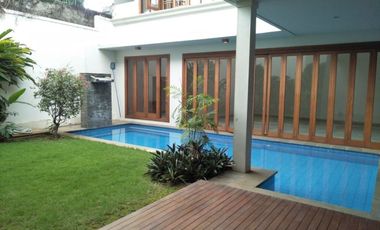Disewakan Town House di Cilandak dgn Kolam Renang & Unit Bagus Kondisi Semi Furnished HSE-A0351
