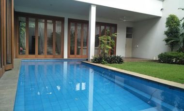 Disewakan Town House di Cilandak dgn Kolam Renang & Unit Bagus Kondisi Semi Furnished HSE-A0351