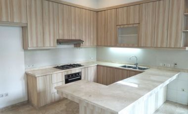 Disewakan Town House di Cilandak dgn Kolam Renang & Unit Bagus Kondisi Semi Furnished HSE-A0351