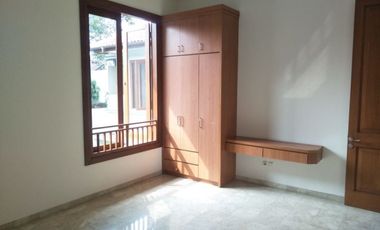 Disewakan Town House di Cilandak dgn Kolam Renang & Unit Bagus Kondisi Semi Furnished HSE-A0351