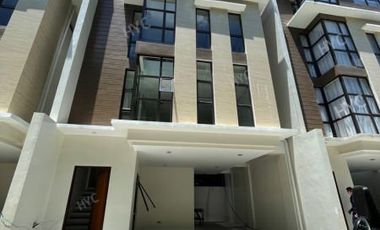 Quezon City Townhouse 4BR 3carpark inside subdiv nr LungCntr