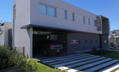 Casa minimalista en Nuevo Quilmes