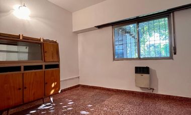 Casa de 3 AMBIENTES ubicada a 50 metros de la Avenida Monteverde