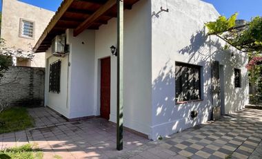 Casa de 3 AMBIENTES ubicada a 50 metros de la Avenida Monteverde