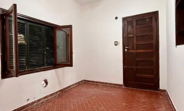 Casa de 3 AMBIENTES ubicada a 50 metros de la Avenida Monteverde