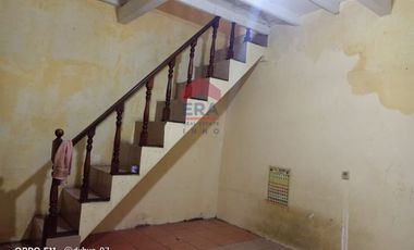 Rumah dua lantai tengah kota di dalam Gang Panjunan Astana Anyar