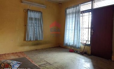 Rumah dua lantai tengah kota di dalam Gang Panjunan Astana Anyar