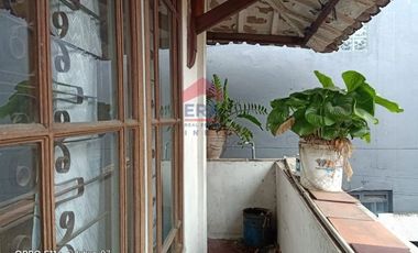 Rumah dua lantai tengah kota di dalam Gang Panjunan Astana Anyar