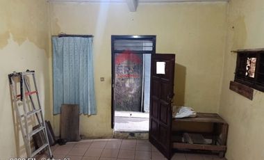 Rumah dua lantai tengah kota di dalam Gang Panjunan Astana Anyar