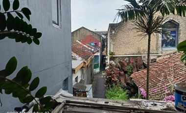 Rumah dua lantai tengah kota di dalam Gang Panjunan Astana Anyar