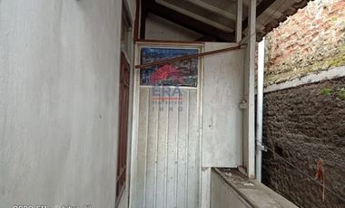 Rumah dua lantai tengah kota di dalam Gang Panjunan Astana Anyar