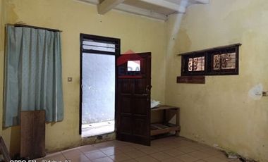 Rumah dua lantai tengah kota di dalam Gang Panjunan Astana Anyar