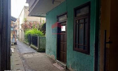Rumah dua lantai tengah kota di dalam Gang Panjunan Astana Anyar