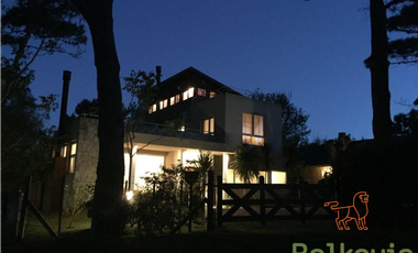 CARILO - AVESTRUZ Y ROBLES - CASA EN VENTA.