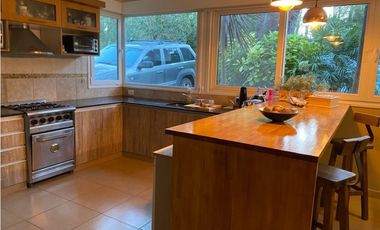 CARILO - AVESTRUZ Y ROBLES - CASA EN VENTA.