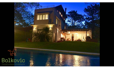 CARILO - AVESTRUZ Y ROBLES - CASA EN VENTA.