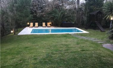 CARILO - AVESTRUZ Y ROBLES - CASA EN VENTA.