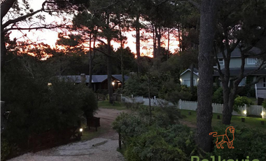 CARILO - AVESTRUZ Y ROBLES - CASA EN VENTA.