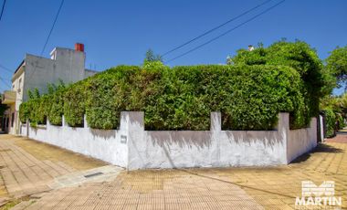 Casa en esquina de 4 ambientes con jardín - Martínez.