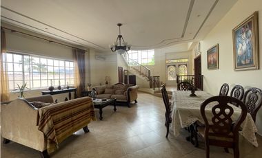 Venta de casa en Las Cumbres remodelada