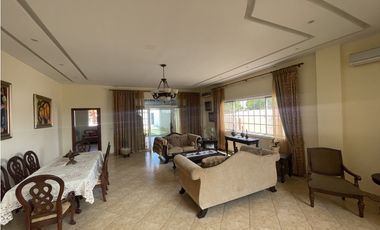 Venta de casa en Las Cumbres remodelada