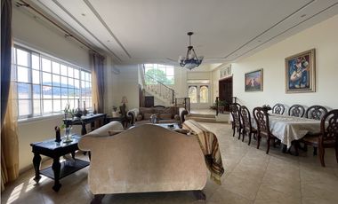 Venta de casa en Las Cumbres remodelada