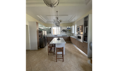 Venta de casa en Las Cumbres remodelada