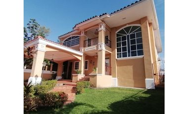 Venta de casa en Las Cumbres remodelada