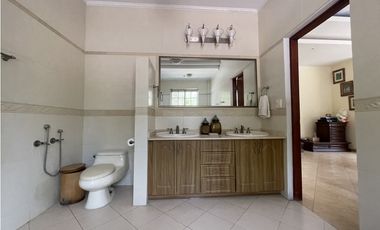 Venta de casa en Las Cumbres remodelada