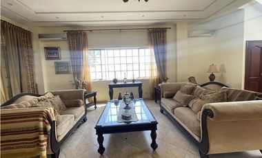 Venta de casa en Las Cumbres remodelada