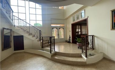 Venta de casa en Las Cumbres remodelada