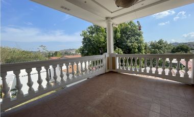 Venta de casa en Las Cumbres remodelada