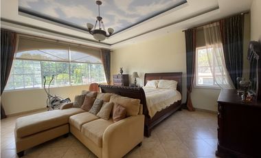 Venta de casa en Las Cumbres remodelada