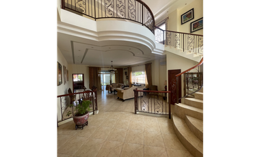 Venta de casa en Las Cumbres remodelada