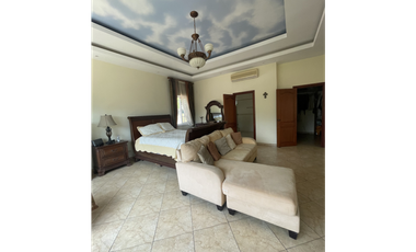 Venta de casa en Las Cumbres remodelada