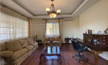 Venta de casa en Las Cumbres remodelada