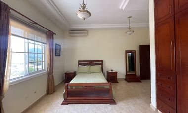 Venta de casa en Las Cumbres remodelada