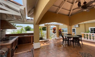 Venta de casa en Las Cumbres remodelada