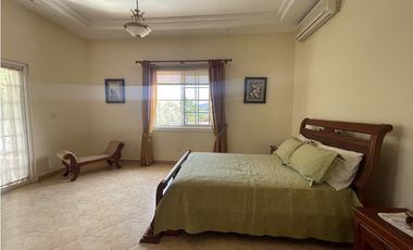 Venta de casa en Las Cumbres remodelada