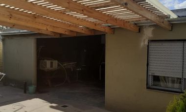 Excelente vivienda sobre avenida en Ingeniero Allan, Varela
