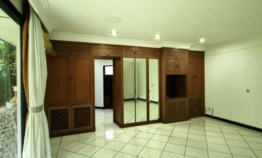 DIJUAL RUMAH CANTIK dgn TAMAN at Jl KEMANG DALAM, JAKSEL