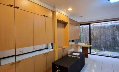 DIJUAL RUMAH CANTIK dgn TAMAN at Jl KEMANG DALAM, JAKSEL