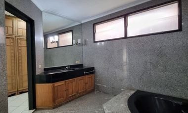 DIJUAL RUMAH CANTIK dgn TAMAN at Jl KEMANG DALAM, JAKSEL